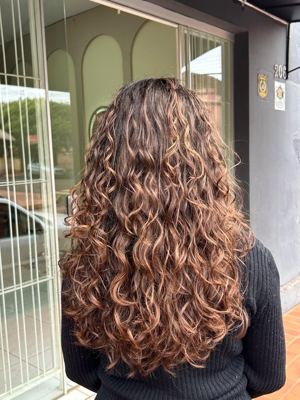 Cachos definidos com mechas caramelo