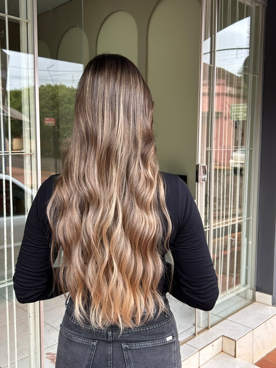 Morena iluminada com ondas longas