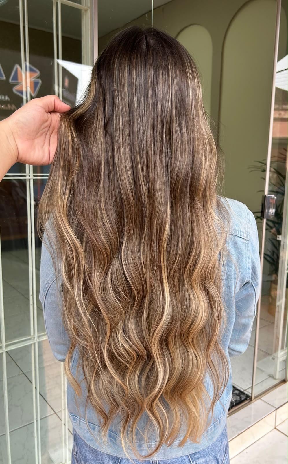 Cabelo longo com mechas iluminadas e ondas