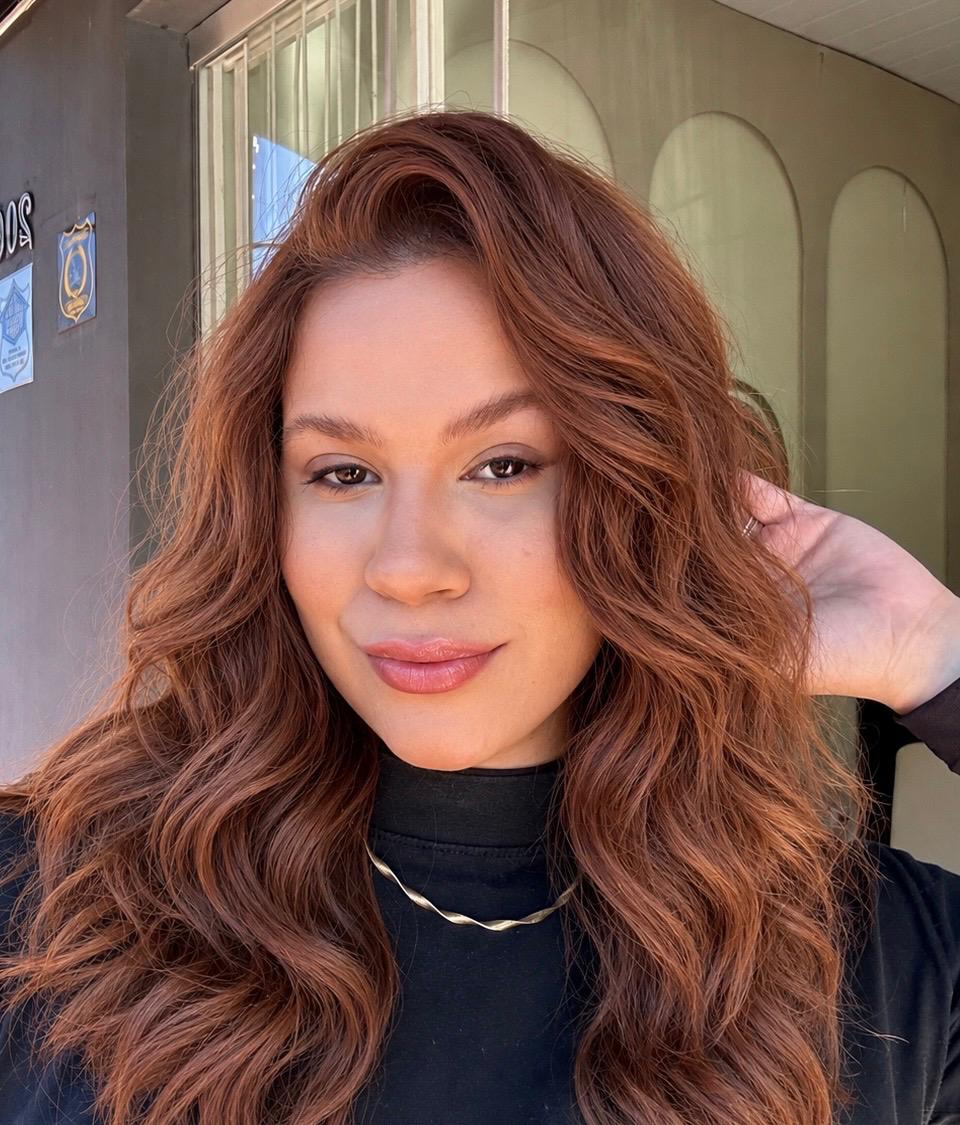 Ruivo acobreado com ondas volumosas, feito no Elegance Salon