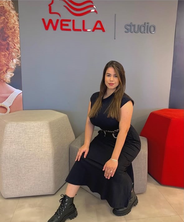 Profissional cabeleireira do Elegance Salon